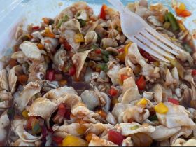A delicious serving of mixed vegetables and chicken, perfect for onboard catering during a boat trip. Ideal for enjoying fresh flavors while cruising on the water.