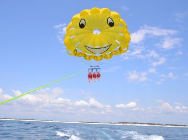 Pelican Adventures – Parasailing