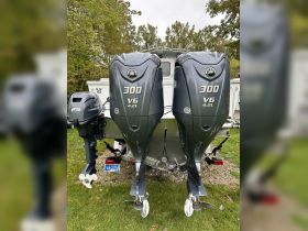 Close-up view of Yamaha outboard motors, showcasing the powerful 300 V6 engines, ideal for enhancing boat performance and speed.