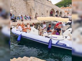 A lively group of friends enjoys a day out on a boat in the harbor, perfect for exploring coastal destinations and creating unforgettable memories.
