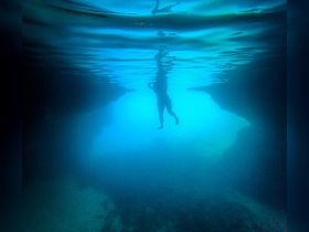 A swimmer explores the vibrant underwater world, showcasing the beauty of aquatic adventures — perfect for diving enthusiasts and ocean lovers.