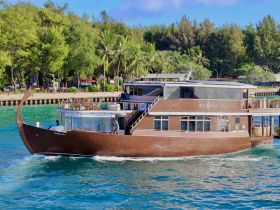 Atoll villa yacht 