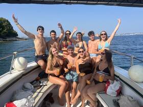 A lively group of friends celebrates on a boat, enjoying cocktails and the sun — perfect for summer parties and unforgettable memories on the water.