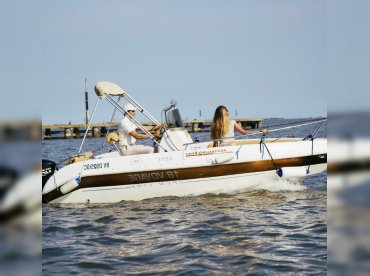 First Class Boat Rental – Voyage 18 Bronzo
