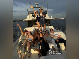 A lively group of friends celebrates aboard a yacht, enjoying drinks and the beautiful sunset — perfect for unforgettable gatherings on the water.