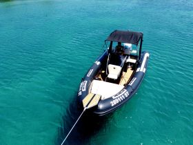 Aerial view of a sleek speedboat cruising through clear turquoise waters, perfect for thrilling adventures on the open sea.
