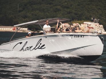 Charlie – Custom made 30ft Luxury Speedboat