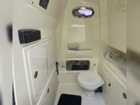 Interior view of a boat's bathroom, showcasing the clean and functional design, ideal for comfort during trips on the water.