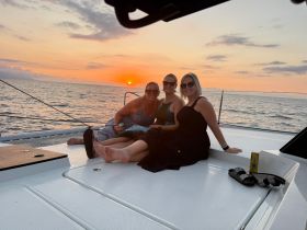 A group of friends enjoys a beautiful sunset aboard a yacht, creating unforgettable memories on the water.