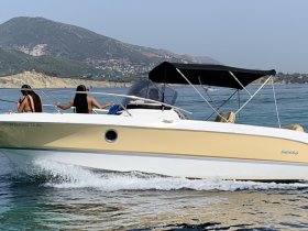 A group of friends enjoys a sunny day on a sleek boat, cruising through clear waters — perfect for summer adventures and memorable outings.