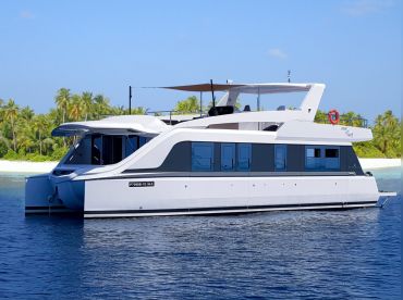 Yacht Maldives – Over Reef