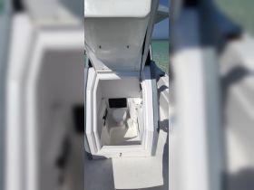 Interior view of a boat's bathroom, showcasing a clean and functional space ideal for comfort during outings on the water.