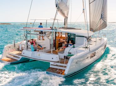 VIP Catamaran Sailing Tour in Lisbon