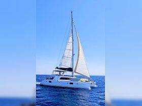 A stunning sailboat glides through the open sea, showcasing its elegant design and sailing capabilities — perfect for adventure seekers and sailing enthusiasts.