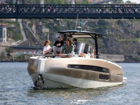 A lively group enjoys drinks aboard a stylish boat, perfect for social gatherings and memorable outings on the water.