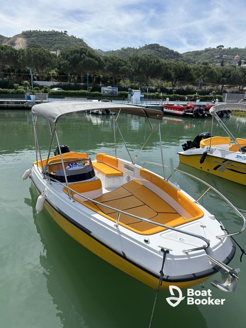 Tropea. Rent a new boat, 7 seats, no license