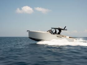 A sleek speedboat cuts through the water, showcasing its modern design and performance. Perfect for thrilling adventures on the open sea.