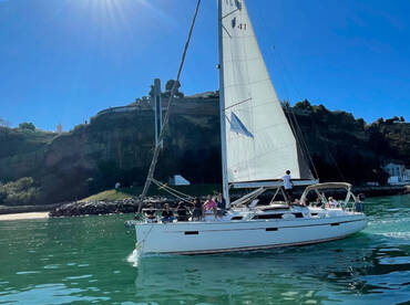 Sailing boat tour in Lisbon - wine included