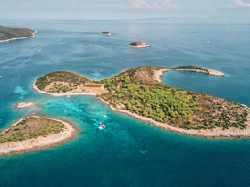 A stunning aerial view of a picturesque island surrounded by crystal-clear waters, perfect for exploring and enjoying nature's beauty.