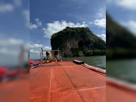 A scenic view from a boat showcasing a stunning island backdrop, perfect for adventure seekers exploring the beauty of nature.