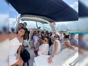 A lively group of friends enjoys a fun day on the boat, celebrating together in a vibrant atmosphere — perfect for memorable outings on the water.