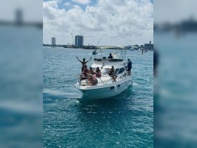 A lively group enjoys a day on the water aboard a yacht, celebrating and having fun under the sun — perfect for unforgettable outings with friends.