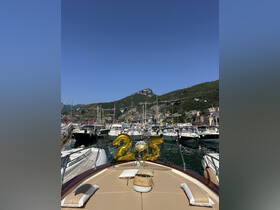 A festive setup on a boat featuring gold balloons for a celebration, creating a perfect ambiance for special occasions on the water.
