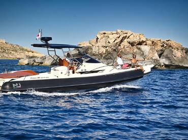 Deluxe Boat Charter