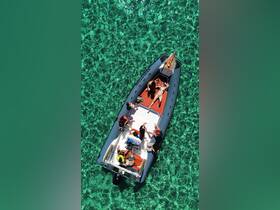 A lively group enjoys a day on the water aboard a boat, soaking up the sun and having fun in the crystal-clear waters — perfect for summer adventures.