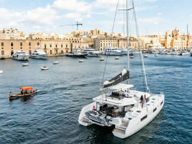 A couple enjoys a moment aboard a luxurious yacht in a picturesque harbor, surrounded by stunning architecture and other vessels — perfect for romantic getaways or special celebrations.
