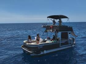 A lively group enjoys a day on the water aboard a pontoon boat, celebrating under the sun with friends — perfect for summer adventures and fun outings.