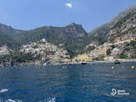A stunning view of the picturesque coastal town of Positano, showcasing colorful buildings nestled against the mountains, perfect for island hopping adventures along the Amalfi Coast.