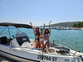 Three friends celebrate on a boat, enjoying a sunny day by the water — perfect for summer adventures and memorable outings.