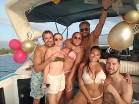 A lively group of friends celebrates on a boat, enjoying the sun and each other's company — perfect for memorable outings and parties on the water.