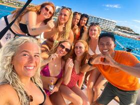 A lively group of friends enjoys a fun day on the boat, celebrating together with smiles and drinks — perfect for memorable outings on the water.