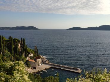 A picturesque view of a serene coastline with lush greenery and distant islands, perfect for showcasing the beauty of nature and coastal destinations.