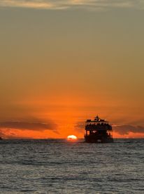 An unforgettable sunset sail with an outstanding captain