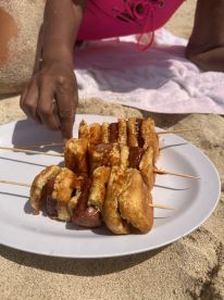 Delicious skewered snacks served on the beach, perfect for enjoying a day in the sun. Ideal for boat trips and beach outings.