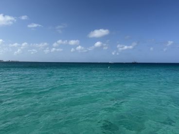 A scenic view of turquoise waters under a clear sky, showcasing the beauty of the ocean. Ideal for beach and boating enthusiasts.