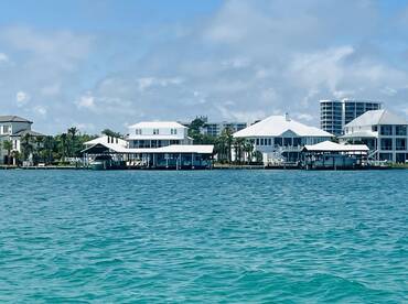 A view of waterfront homes and docks, but the image lacks clarity and focus.
