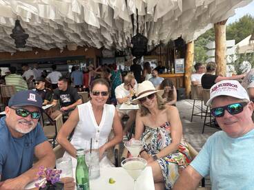 A cheerful group enjoys cocktails at a vibrant restaurant, perfect for social gatherings and celebrations in a lively atmosphere.