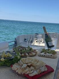 A lovely and relaxing boat tour with family